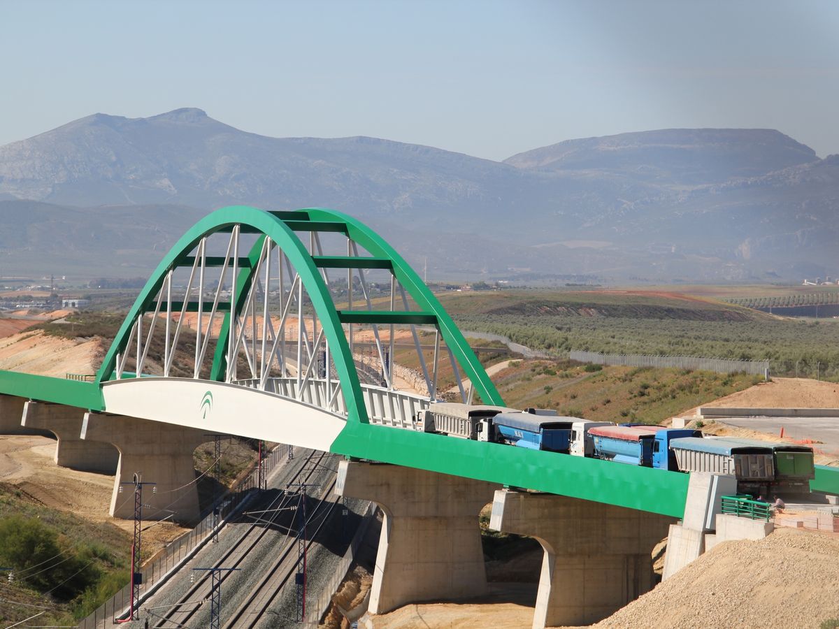 Foto: Un viaducto del viejo proyecto del Eje Ferroviario Trasversal que unía Sevilla y Málaga. (EFE)