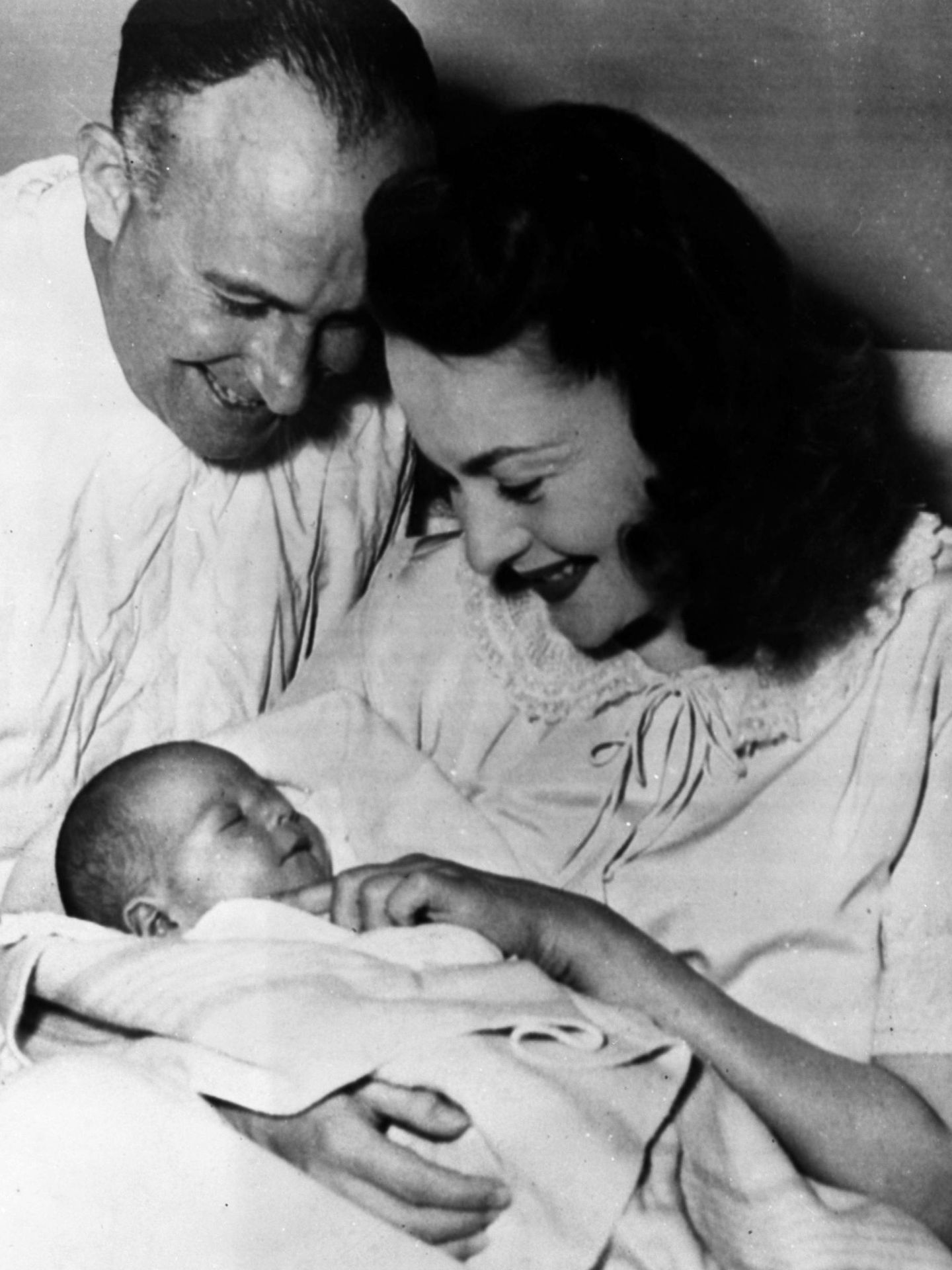 Olivia de Havilland y su primer marido junto a Benjamin, recién nacido en 1949. (Cordon Press)