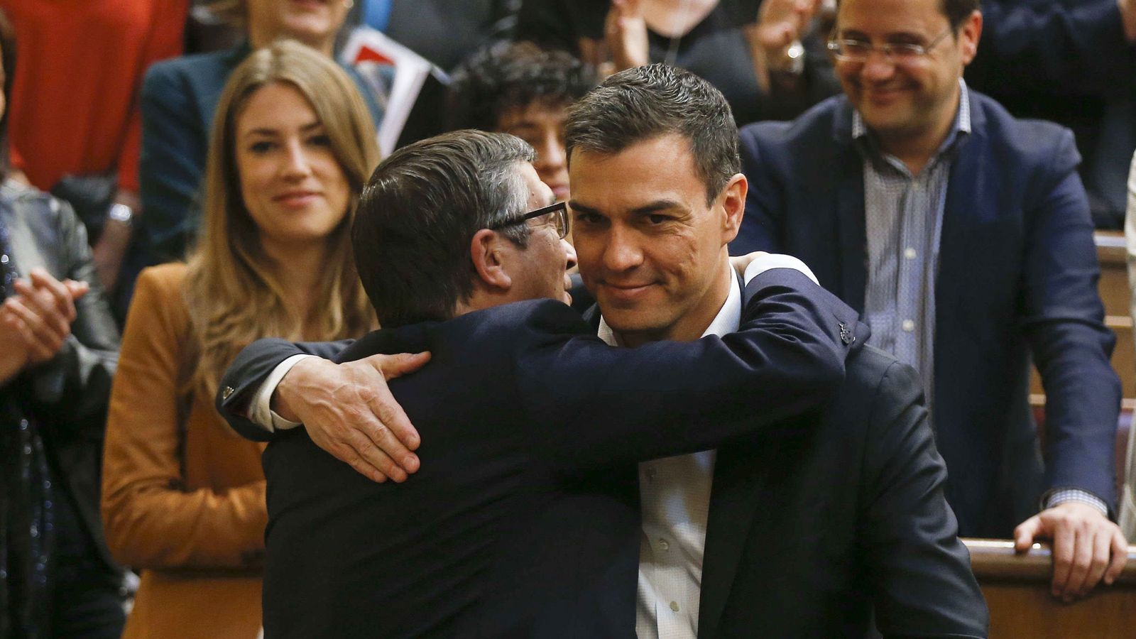 Foto: Los candidatos del Partido Socialista a las primarias, Patxi López y Pedro Sánchez, abrazados en el Congreso el pasado 28 de abril. (EFE)