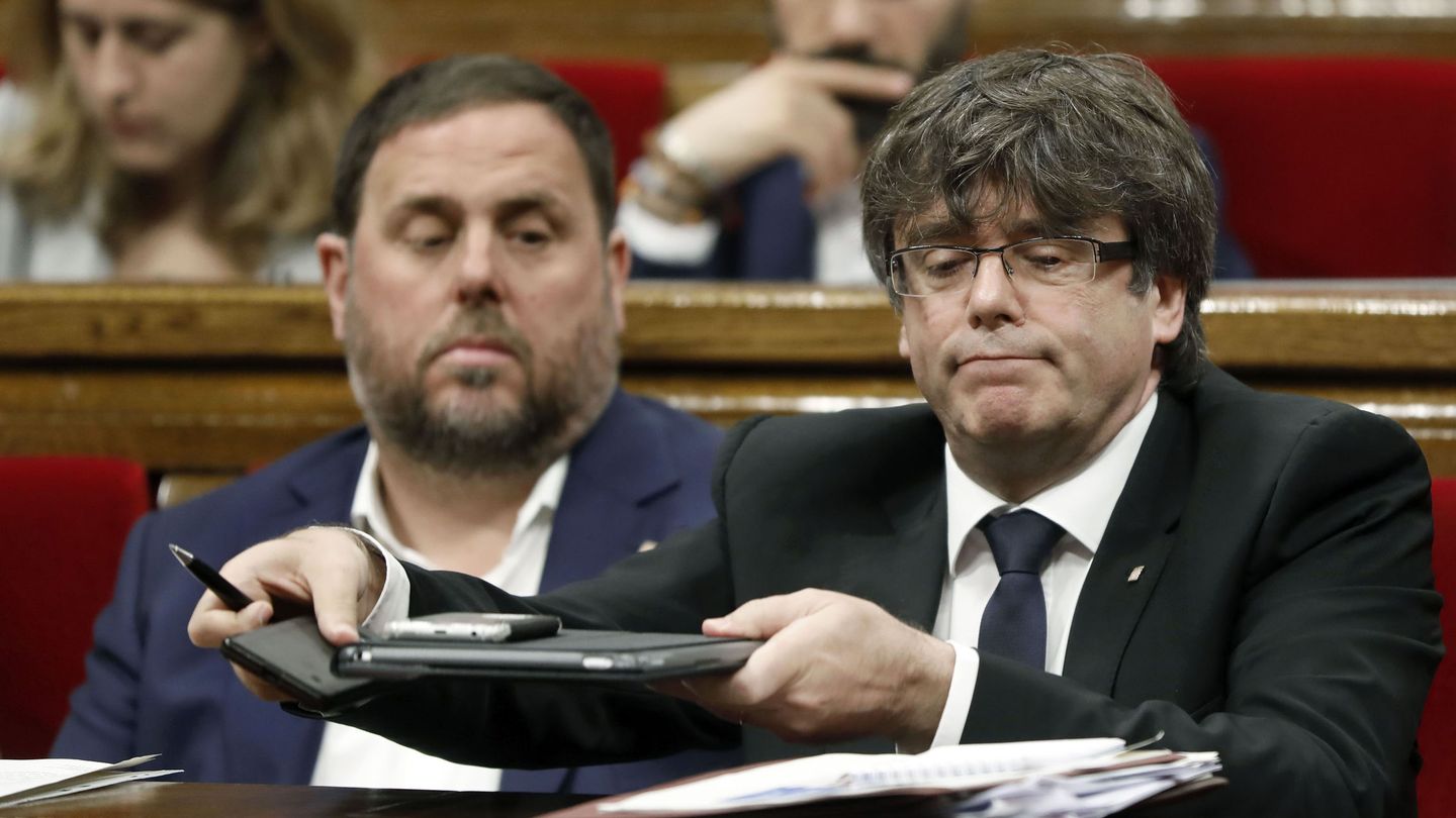 Carles Puigdemont y su vicepresidente, Oriol Junqueras, el pasado 28 de junio en el Parlament. (EFE)