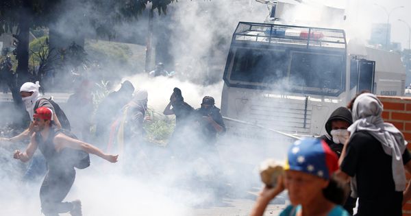 Foto: Manifestantes opositores se enfrentan a la policía en mitad de los gases lacrimógenos en Caracas, el 6 de abril de 2017. (Reuters)