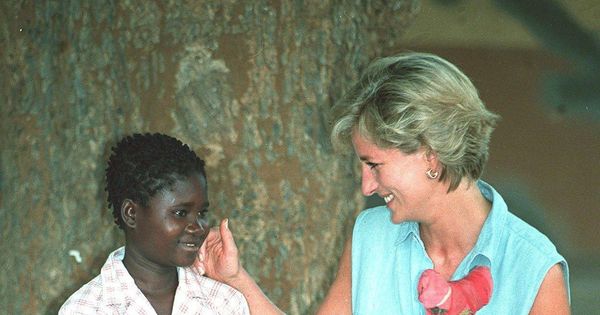 Foto: Diana de Gales en 1997, en Angola, con la niña Sandra Thijika. (Cordon Press)