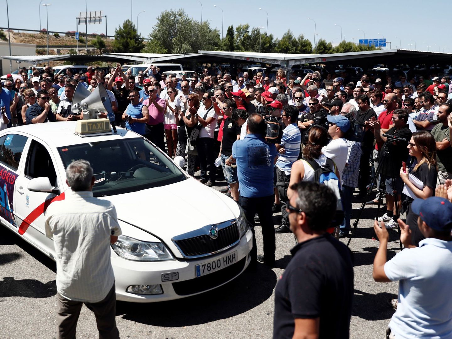 Taxistas concentrados en la asamblea celebrada en Barajas, Madrid. (EFE)