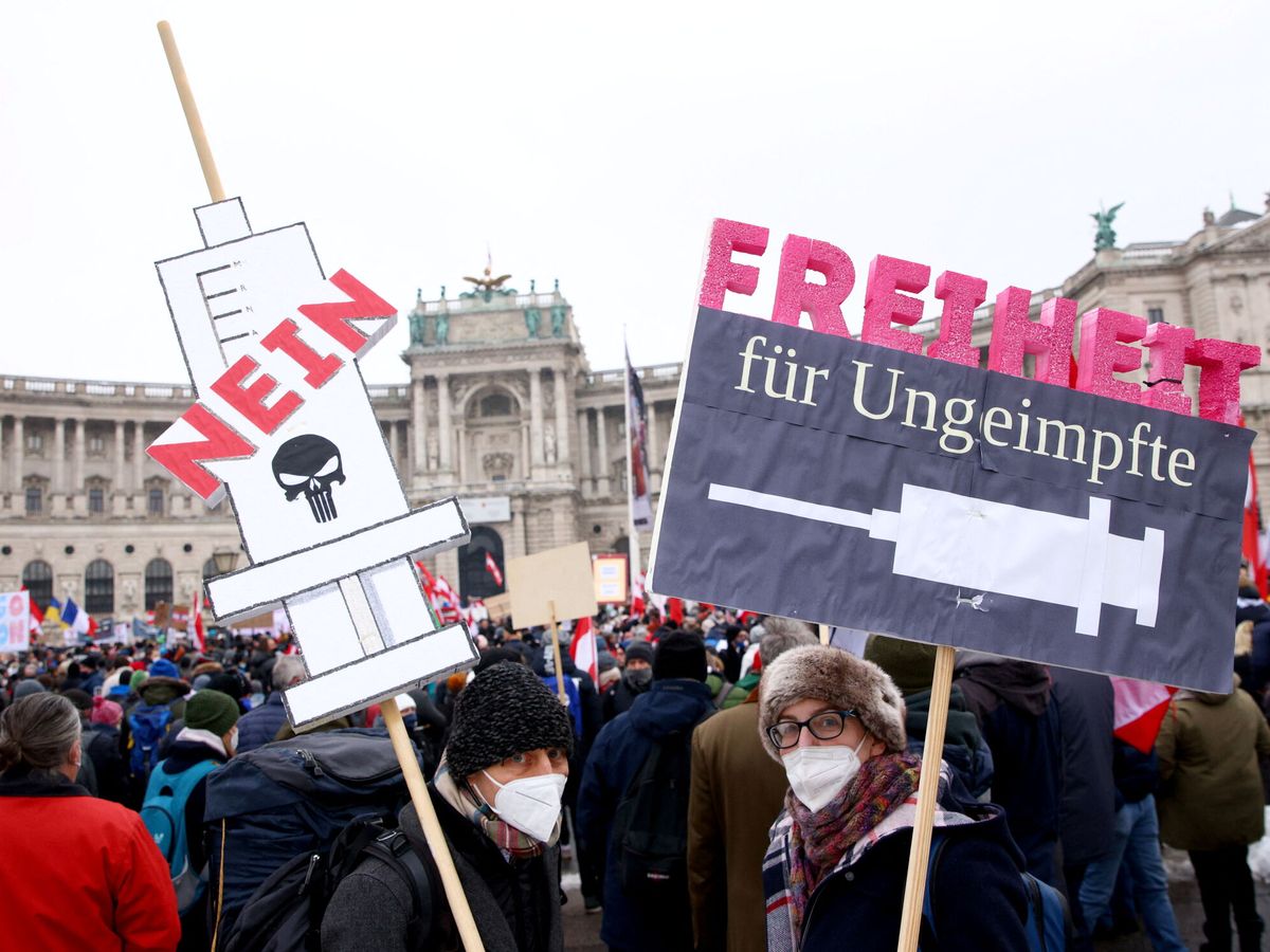 Foto: Protestas contra la vacunación obligatoria en Viena. (Reuters/Lisi Niesner)