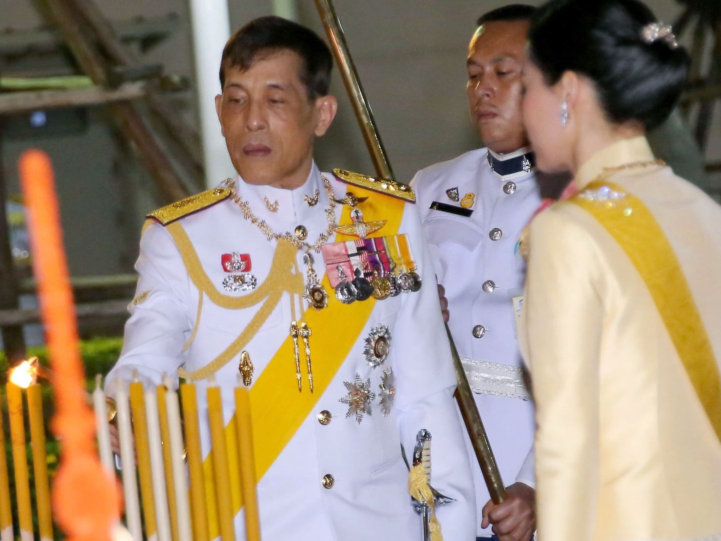 El rey, con su mujer en Bangkok el pasado 4 de abril. (Reuters)