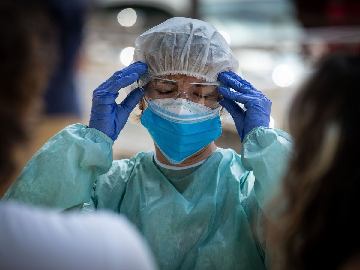 Foto: Una doctora atiende a pacientes de covid. (EFE)