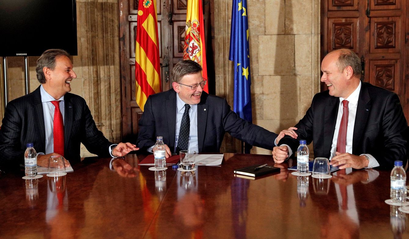 El president de la Generalitat, Ximo Puig (c), bromea con el director de Fabricación de Ford Europa, Dirk Heller (d), y el presidente de Ford España, Jesús Alonso al comienzo de la reunión que han mantenido este jueves. (EFE)