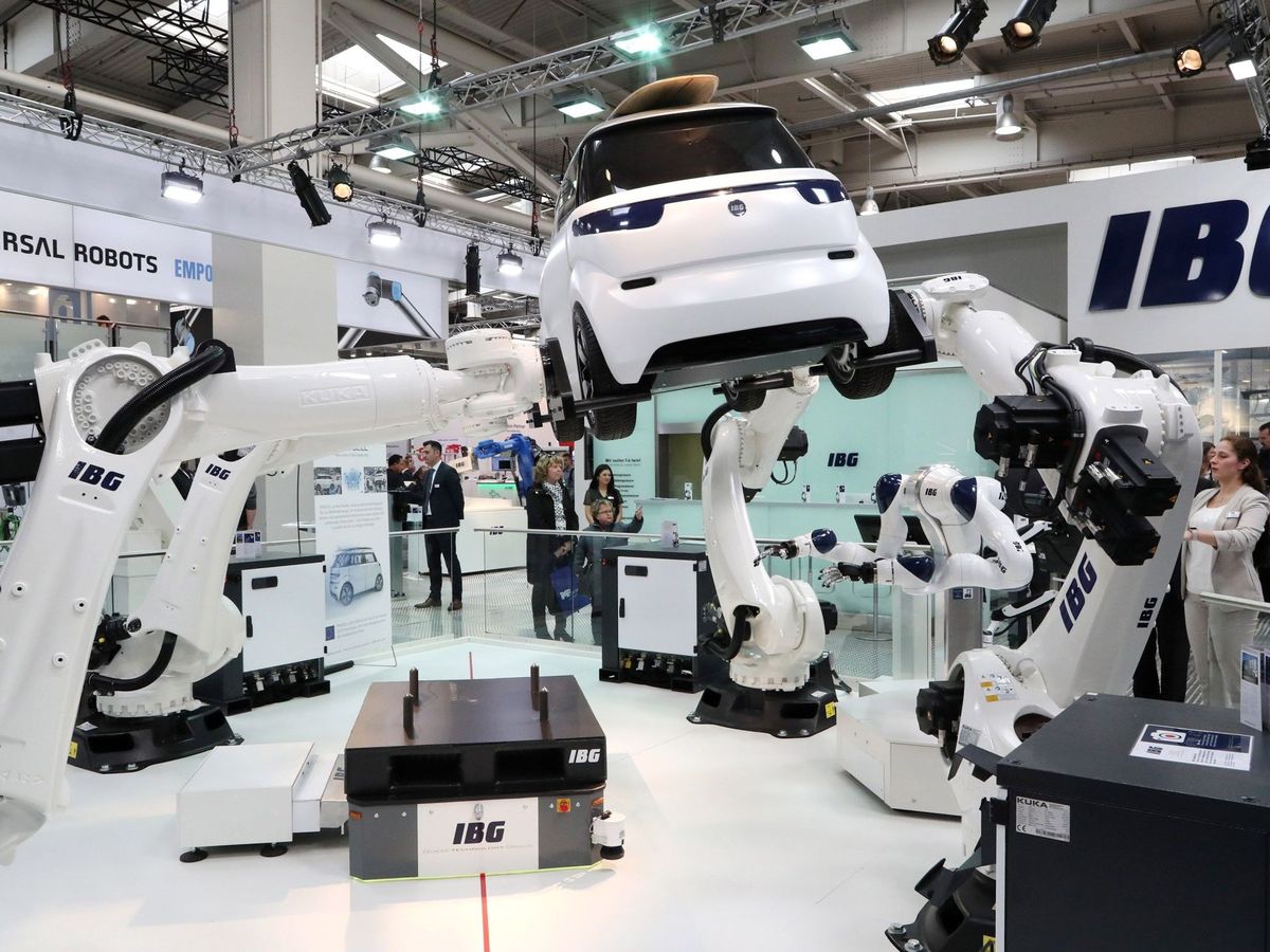 Foto: Robots industriales, en una feria en Alemania. (EFE)
