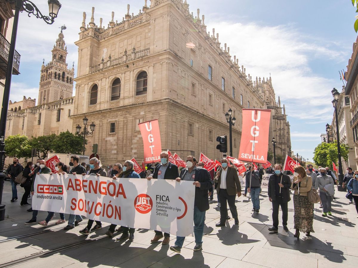 Foto: Manifestación de trabajadores de Abengoa en Sevilla en defensa del empleo. (EFE)