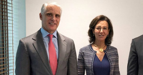Foto: El financiero Andrea Orcel y Ana Botín, presidenta del Banco Santander. (EFE)