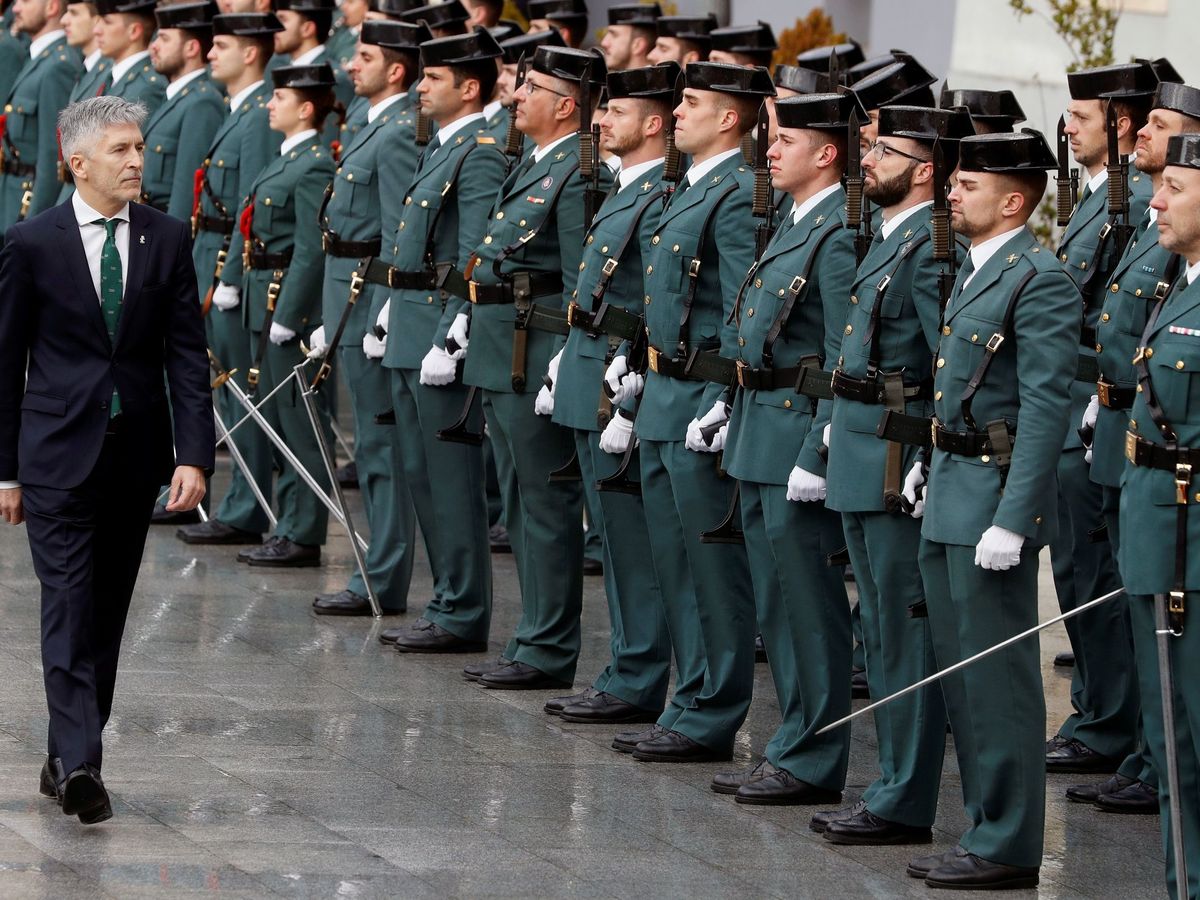 Foto: El ministro Grande-Marlaska, ante agentes de la Guardia Civil. (EFE/J.J.Guillén)