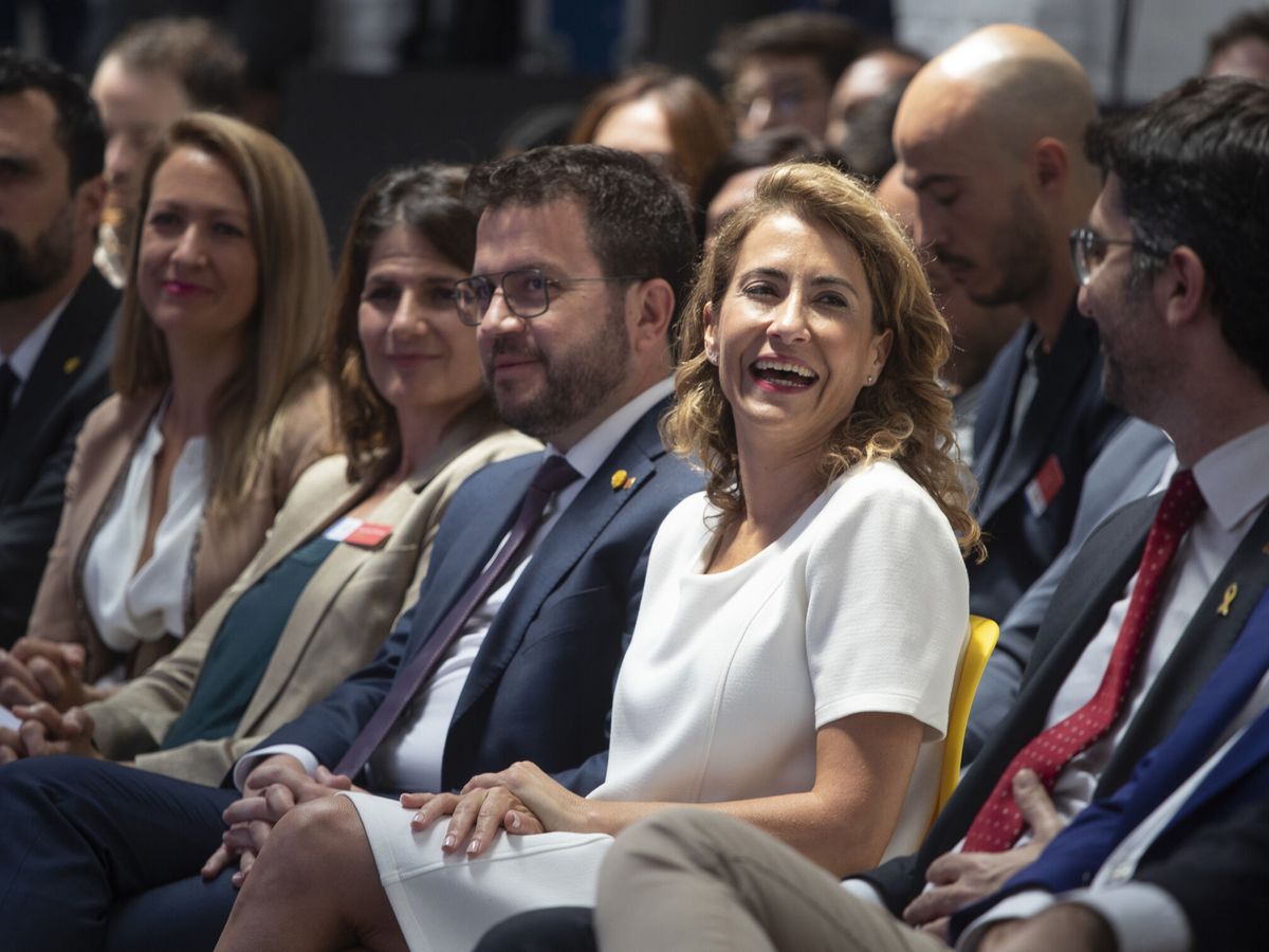 Foto: La ministra Sánchez, junto a Aragonès, antes del encuentro. (EFE/Marta Pérez)