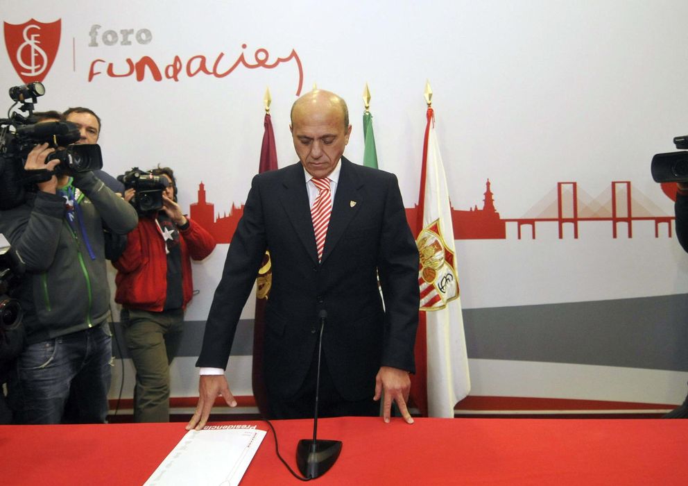 Foto: Del Nido, instantes antes de anunciar que abandona el Sevilla (EFE)