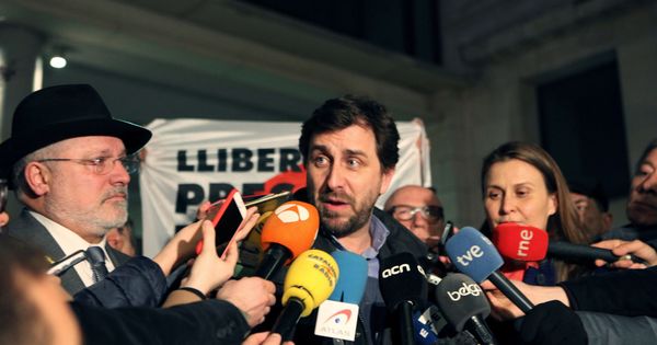 Foto: Los exconsejeros de la Generalitat de Cataluña huidos a Bélgica, (i-d) Lluis Puig, Toni Comín y Meritxell Serret. (EFE)