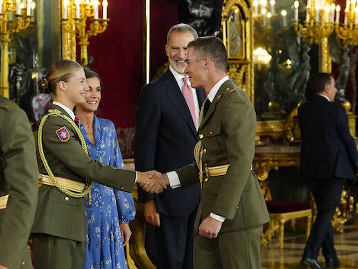 Foto: Momento en que los compañeros de la princesa Leonor saludaban en el besamanos del Palacio Real. (Limited Pictures)