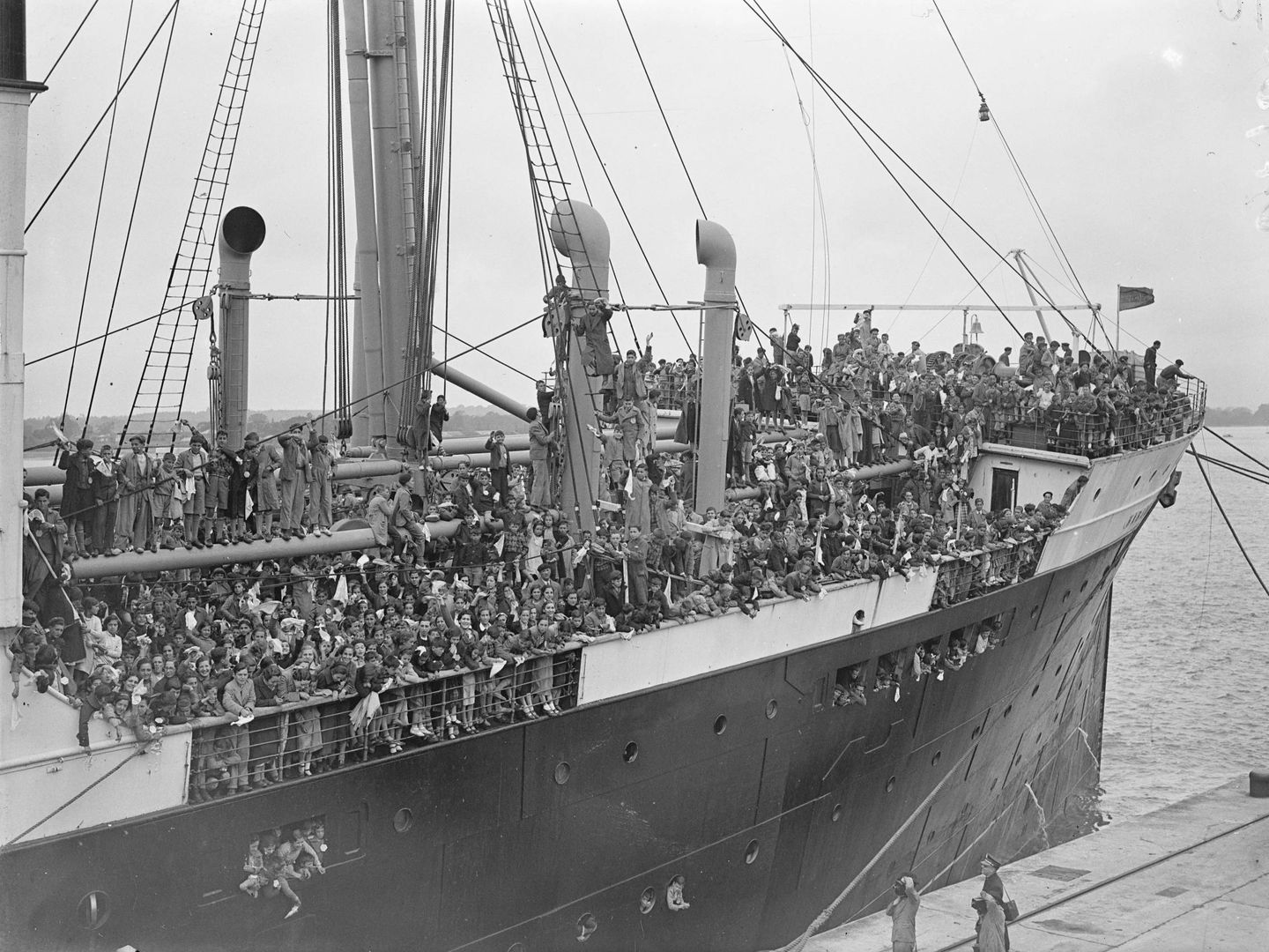 Un barco de refugiados de la Guerra Civil llega a Southampton. (TopFoto.co.uk / Cordon Press)