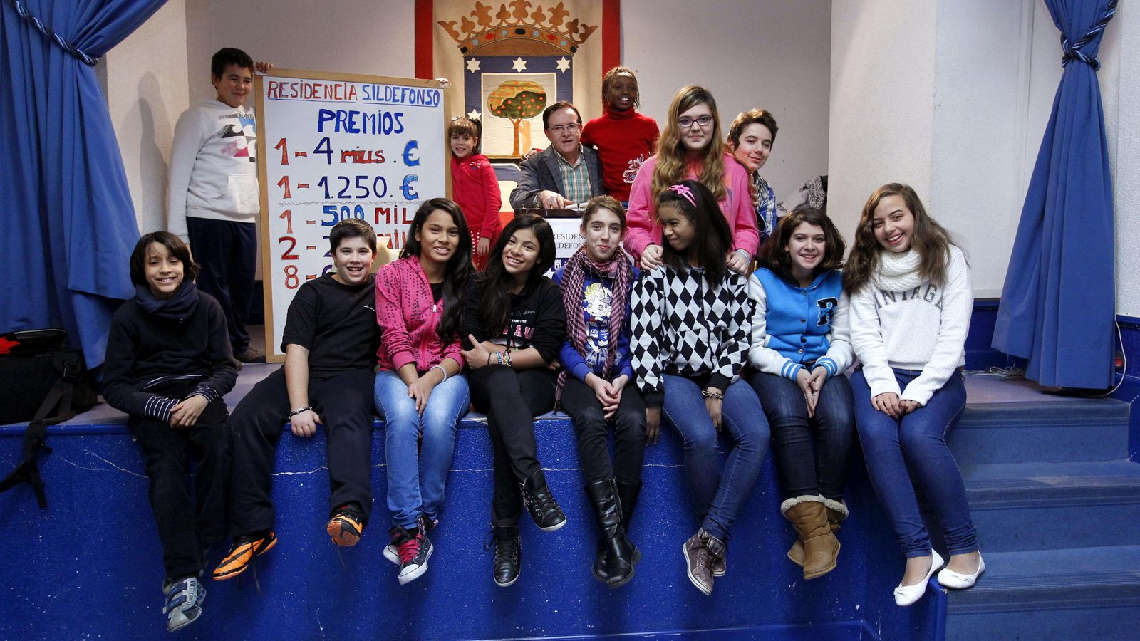 Foto: Esperato Fernández, en el centro, con los niños de San Ildefonso de 2013 (EFE)