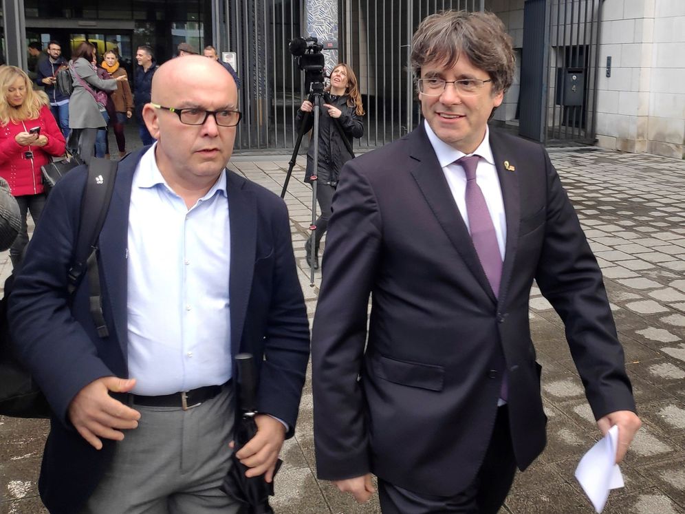Foto: El expresidente de la Generalitat de Cataluña Carles Puigdemont, acompañado de su abogado, Gonzalo Boye. (EFE)