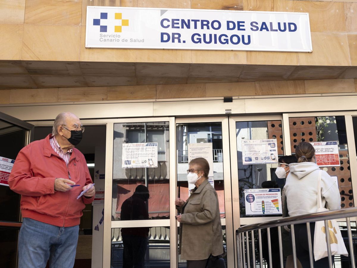 Foto: Pacientes con mascarilla en un centro de salud. (EFE/Miguel Barreo)