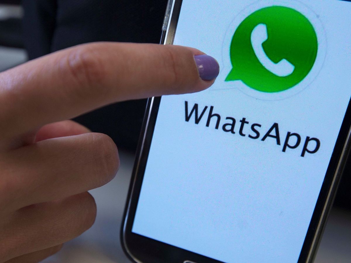 La doble flecha que aparece en WhatsApp: qué significa este nuevo icono