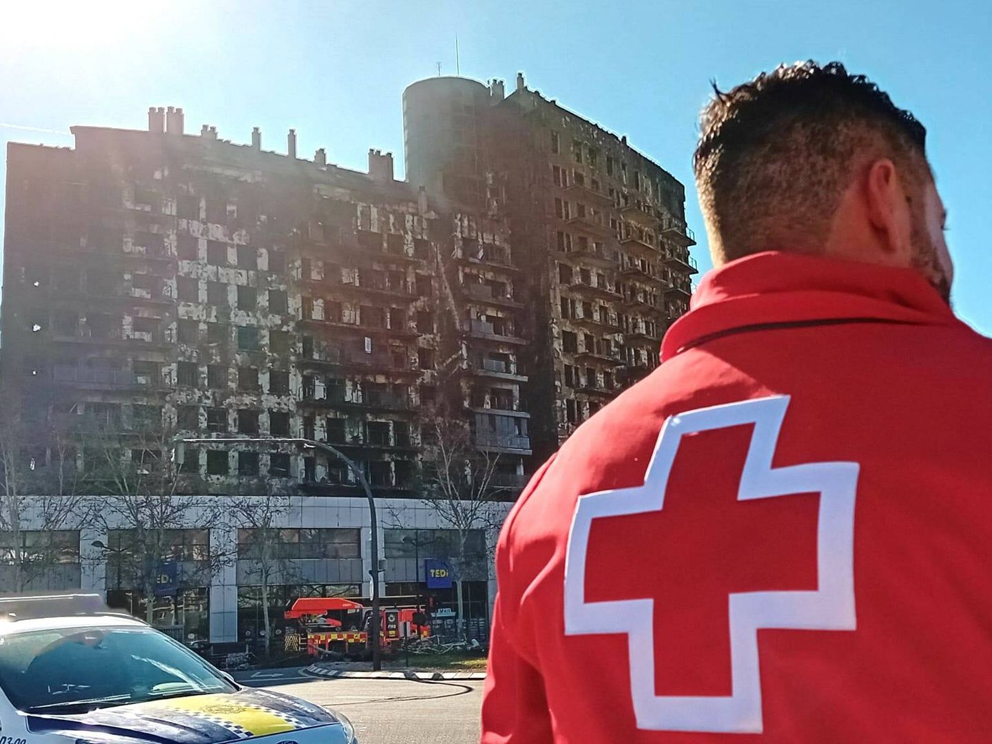 Mario Saiz forma parte del equipo de emergencias sociosanitarias que atiene desde anoche a los afectados por el incendio. En la imagen, aparece junto al edificio calcinado. (Cedida)