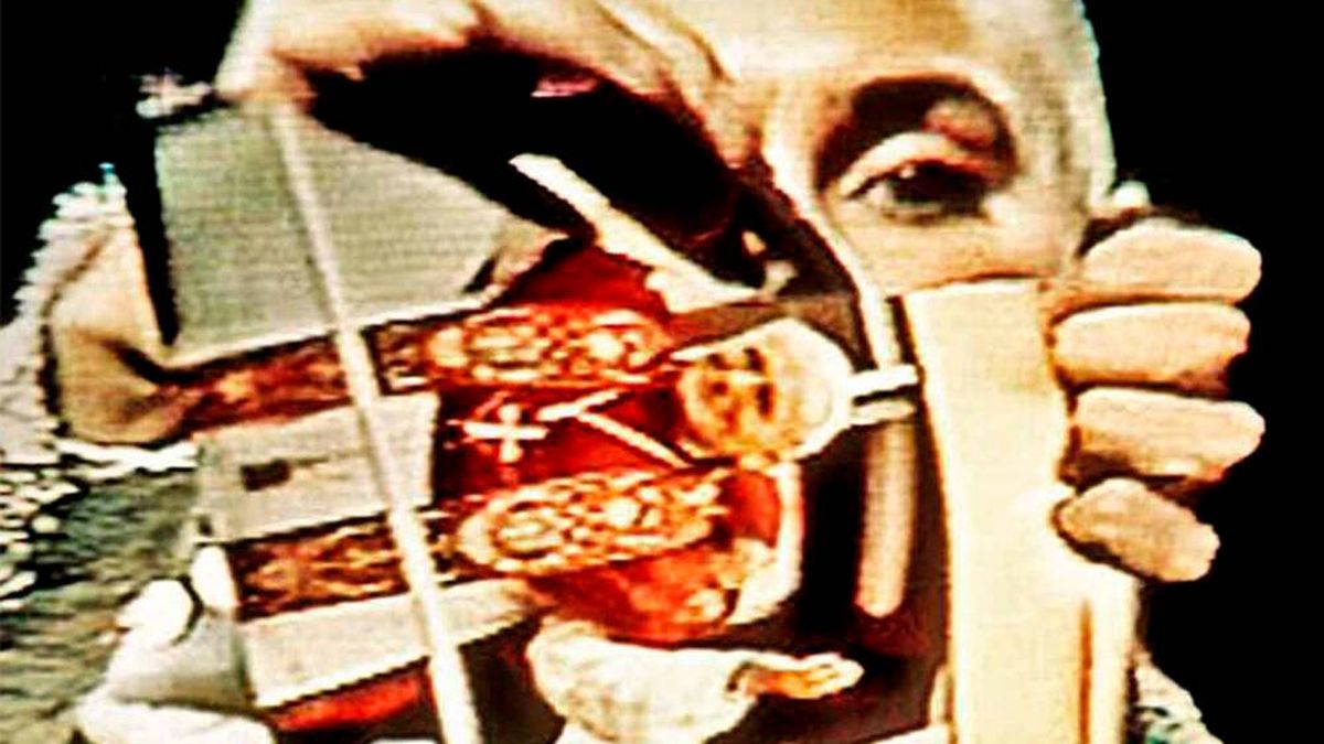 La actuación de Sinéad O'Connor en televisión contra la Iglesia: así rompió una foto del papa Juan Pablo II