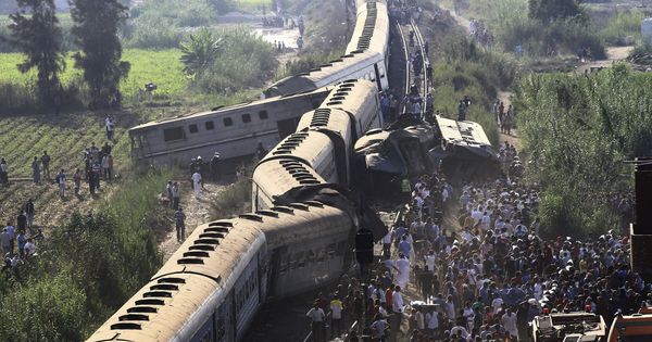 Foto: Vista de los restos de dos trenes tras chocar a las afueras de Alejandría. (EFE)