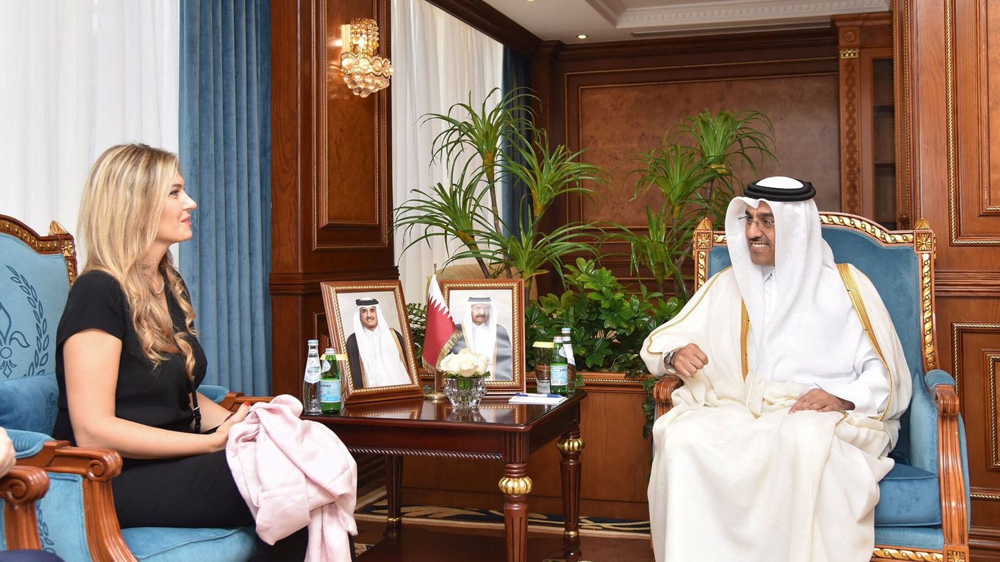 Eva Kaili con el ministro de Trabajo de Qatar. (Reuters)