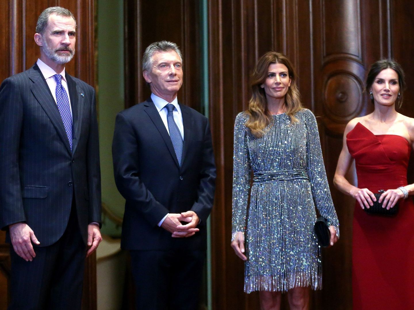 Los Reyes con el matrimonio argentino. (EFE)