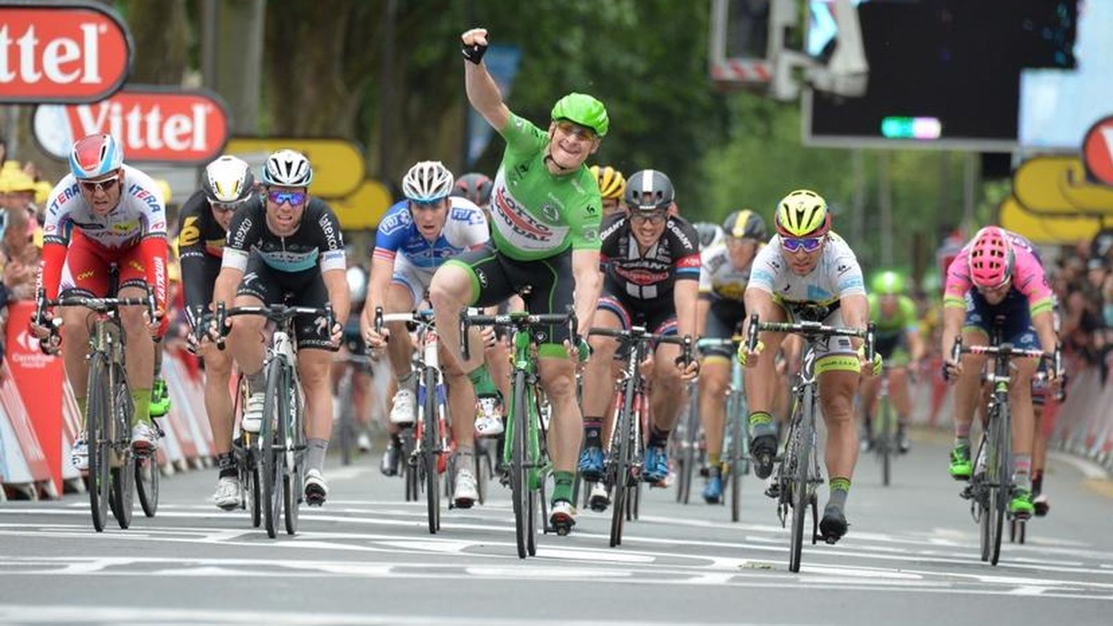 Foto: Greipel cruza la meta de la quinta etapa (Twitter: Le Tour).