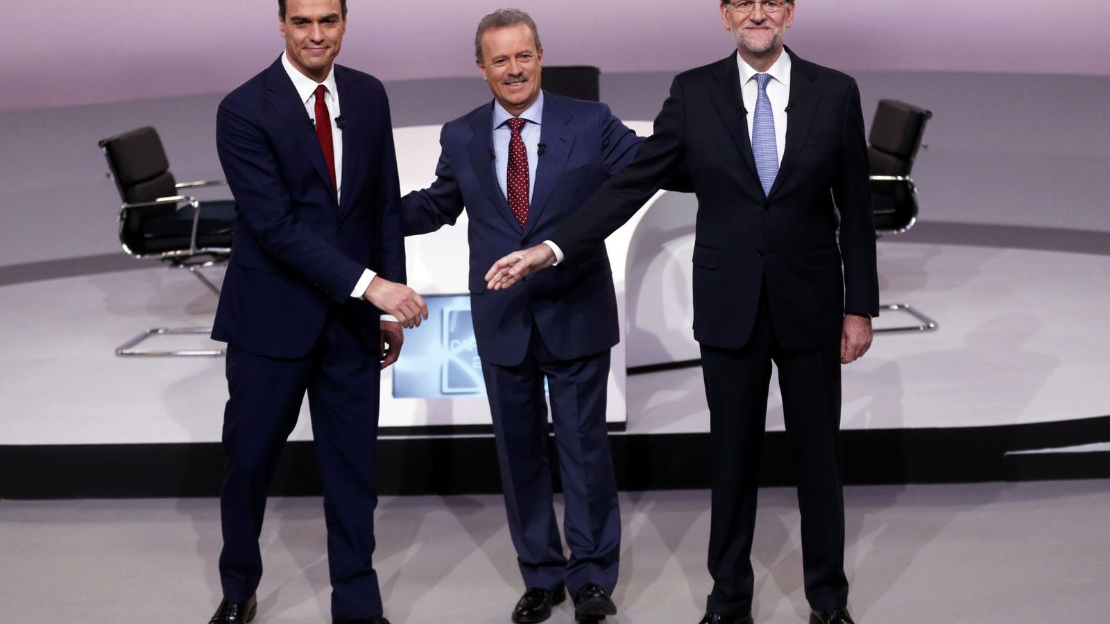 Foto: Pedro Sánchez y Mariano Rajoy con Manuel Campo Vidal, minutos antes del comienzo de su debate en televisión el pasado 14 de diciembre. (Reuters)