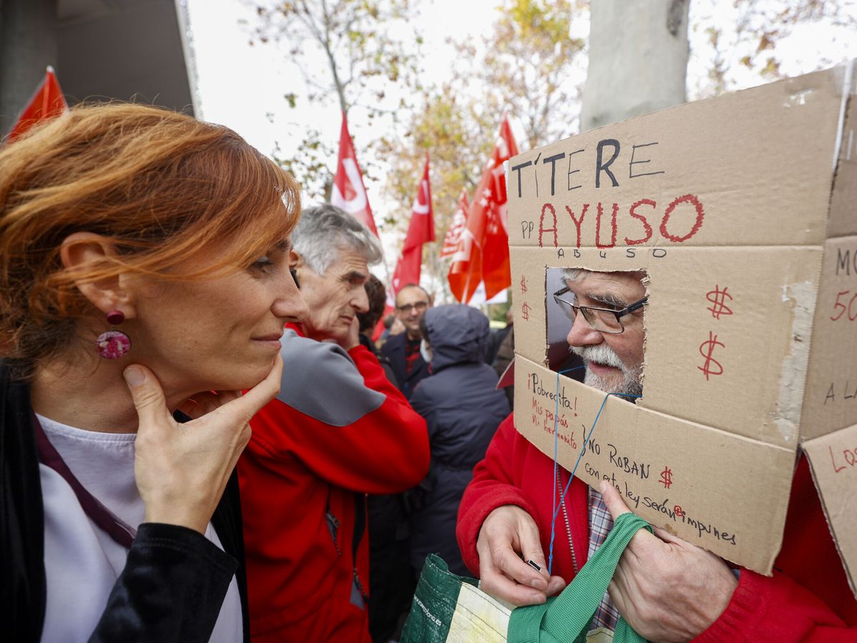 Foto: Mónica García durante una manifestación contra Ayuso. (EFE/Javier Lizón)