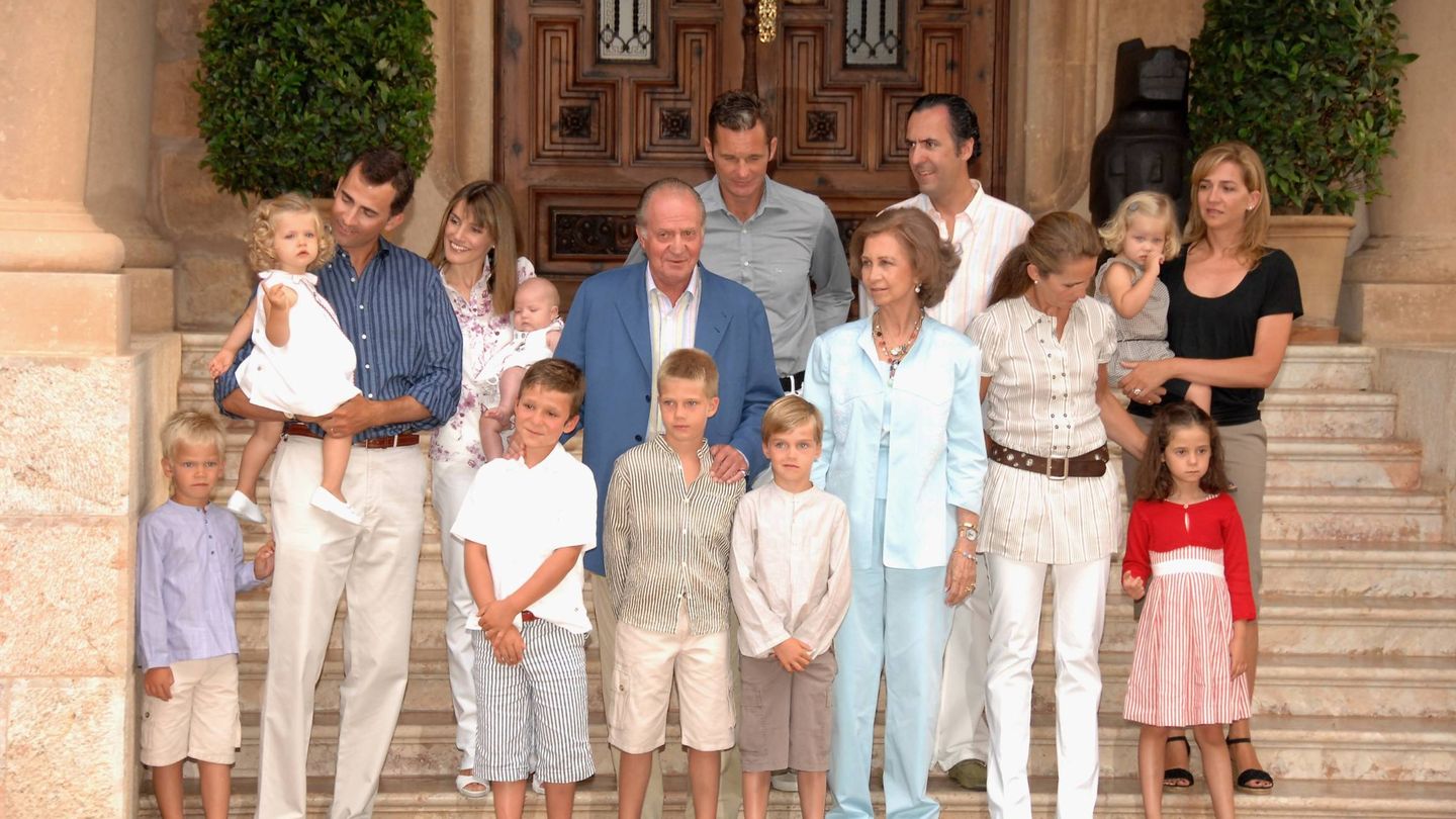 Una foto imposible de repetir. Don Juan Carlos, sus hijos, su esposa y sus nietos, en Marivent en 2007. (Getty)