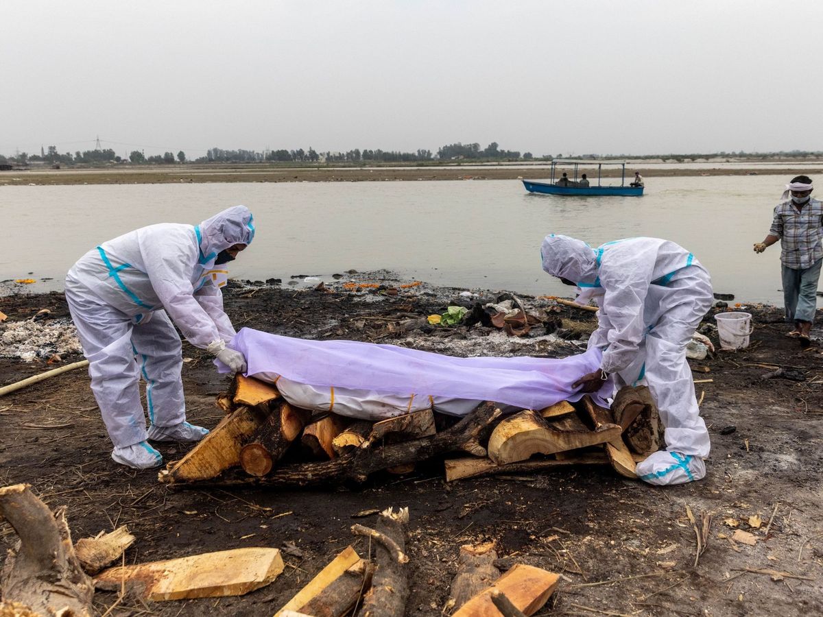 Foto: Los cadáveres podrían llevar varios días en el Ganges (Reuters/Danish Siddiqui)