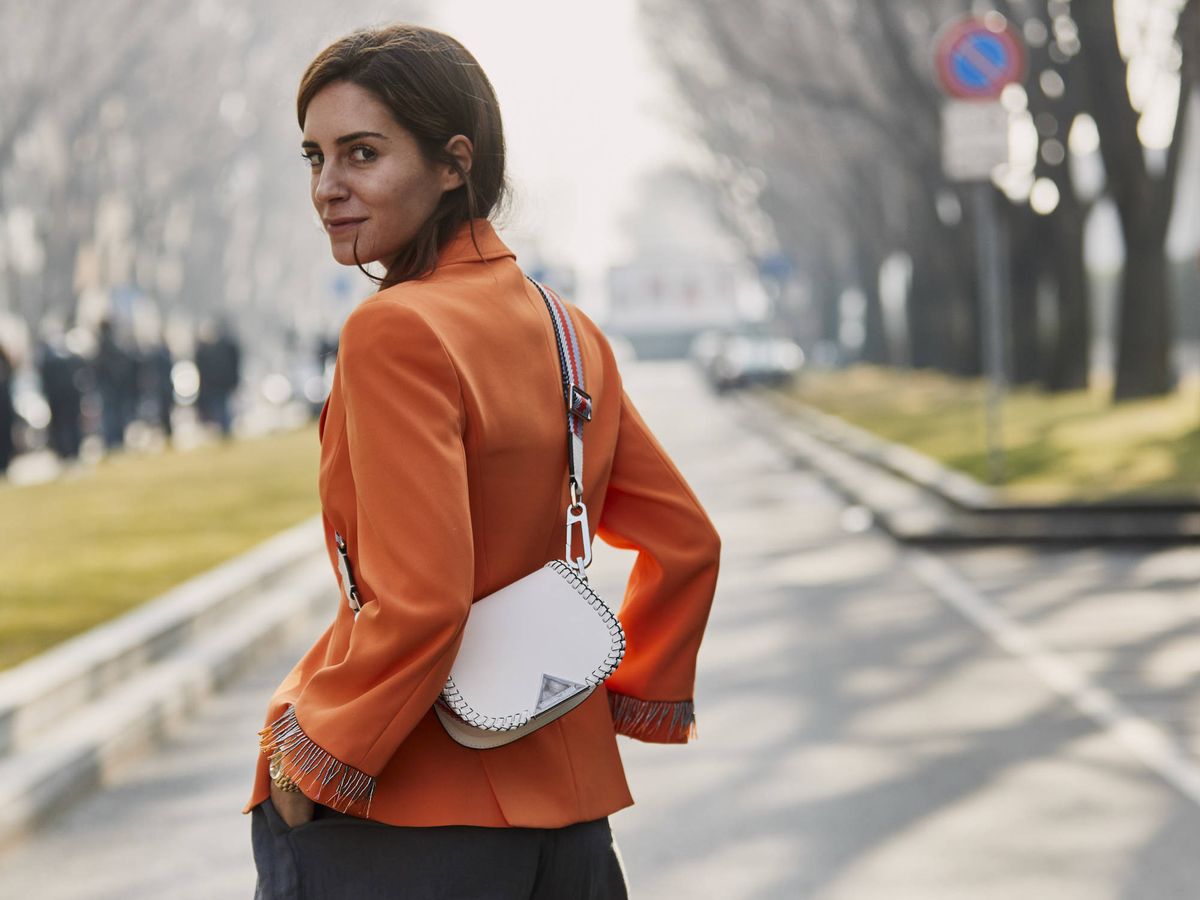 Foto: La influencer española Gala González con un bolso blanco por las calles de Milán. (Imaxtree)