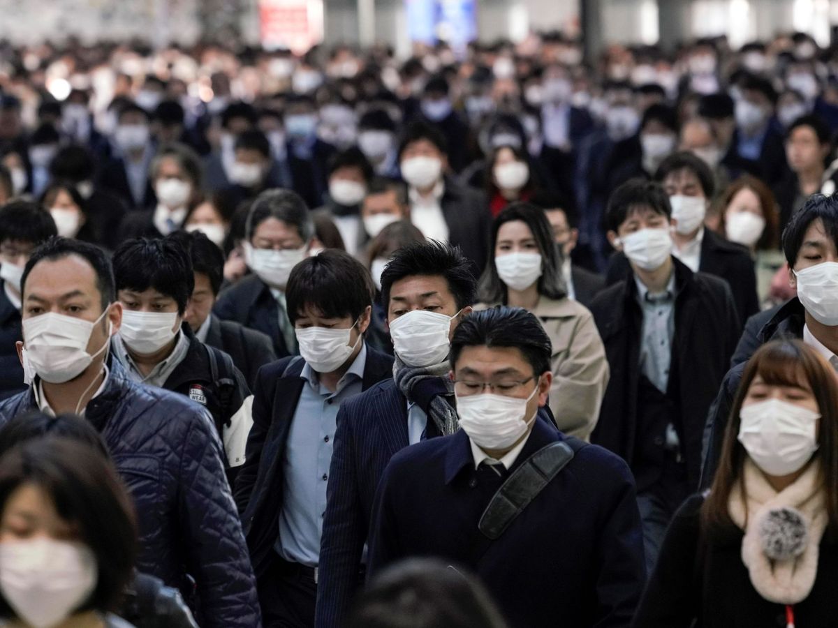 Foto: Trabajadores protegidos con mascarillas acuden a sus oficinas en Tokio, Japón. (EFE)