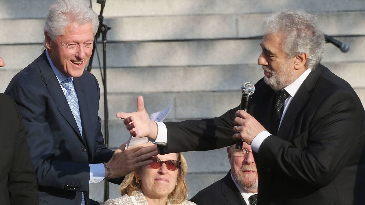 Bill Clinton saluda a Plácido Domingo en Los Angeles. (Getty)