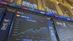 Bolsa e Ibex 35 hoy, en directo | La caída del petróleo azota a Repsol (-4,76%), en un Ibex que se deja un 0,42% 