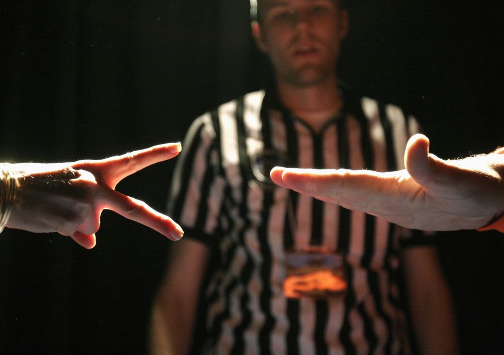Foto: Dos jugadores compiten en Campeonato Internacional de Piedra, Papel y tijera de 2006, celebrado en Toronto. (Reuters)