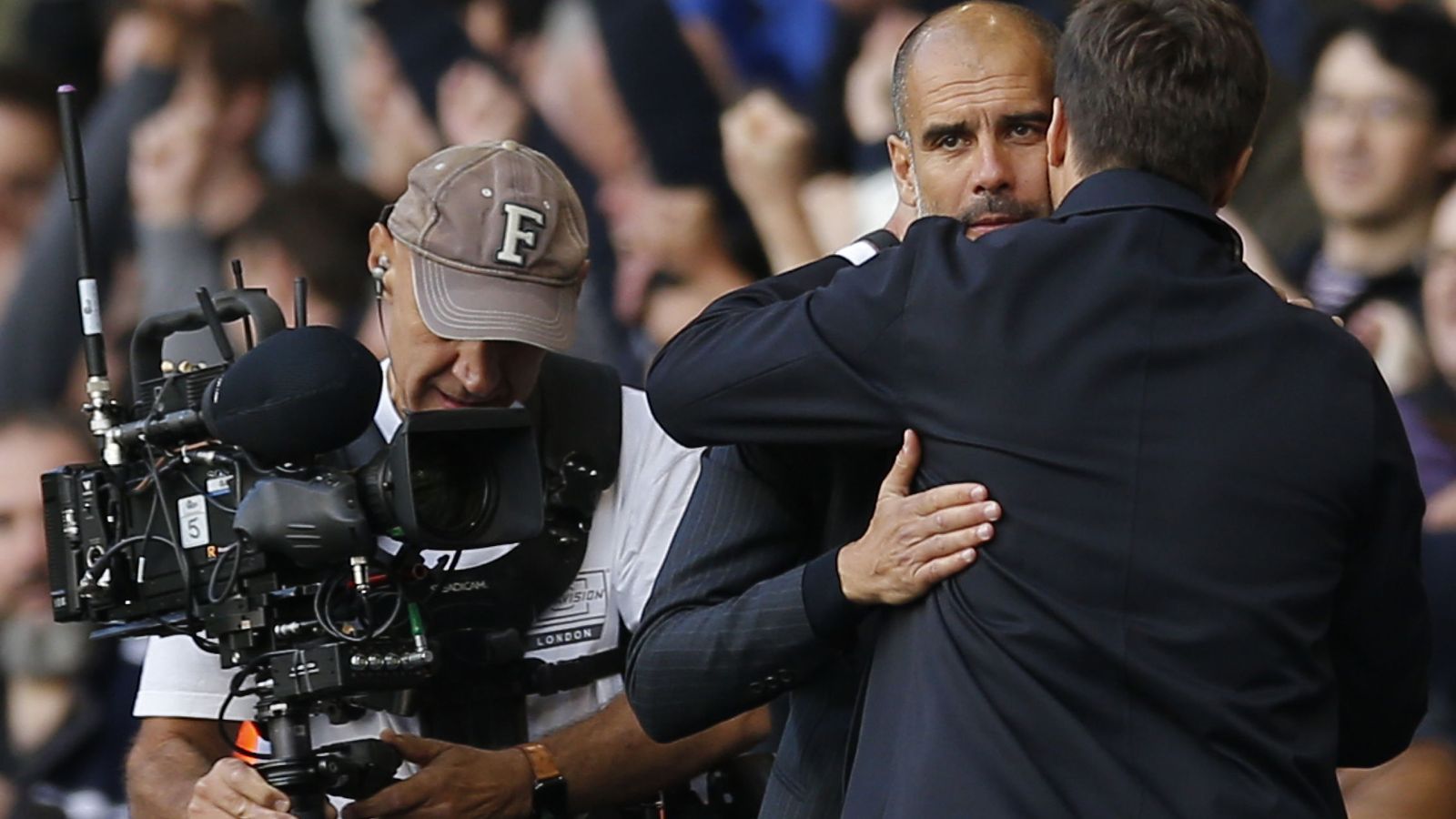 Foto: Pochettino abraza a Guardiola tras acabar el partido (Andrew Couldridge/Reuters).