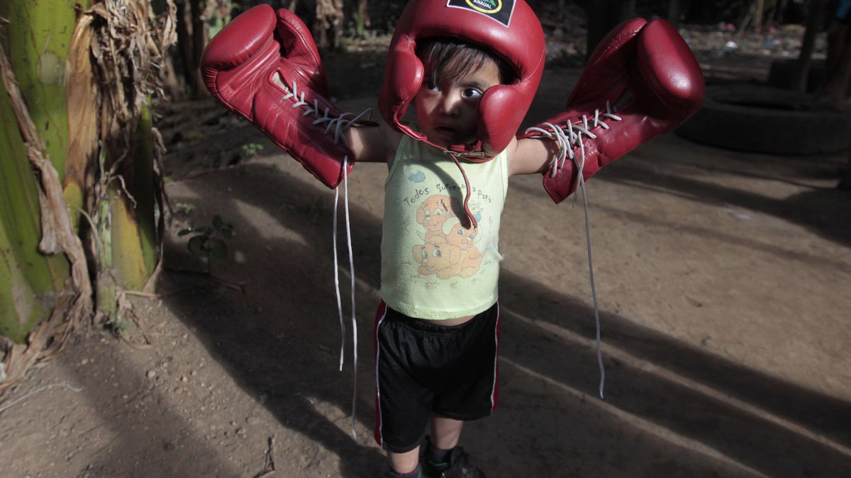 Jóvenes indígenas esquivan la mala vida y las drogas con un par de guantes de boxeo