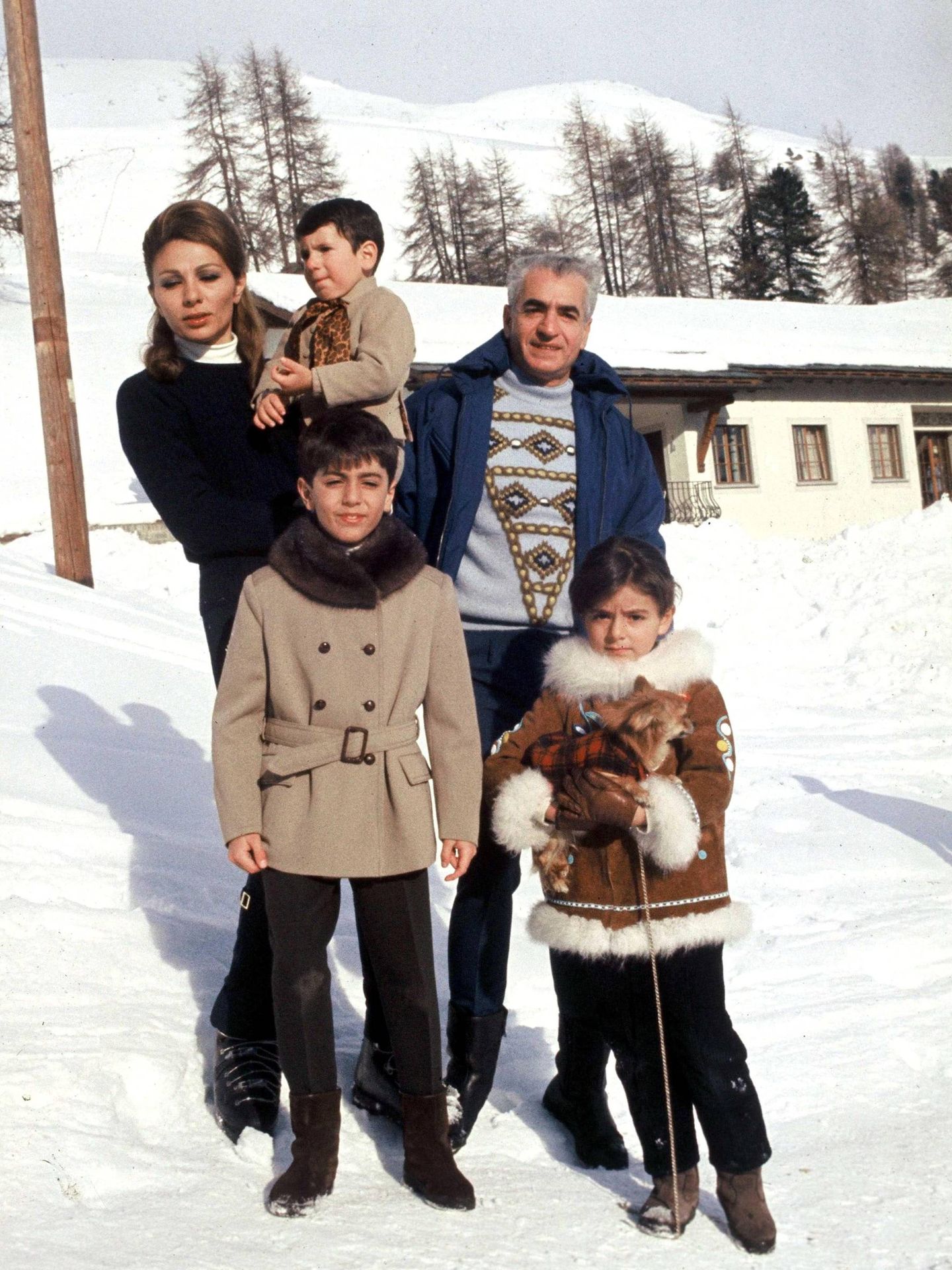 El sah, Farah y tres de sus hijos, en Saint Moritz. (Cordon Press)