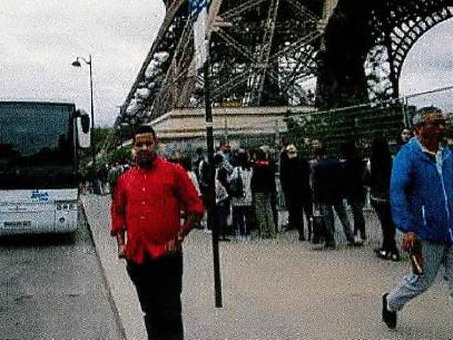 Omar Hichamy posa ante la Torre Eiffel el 12 de agosto de 2017.