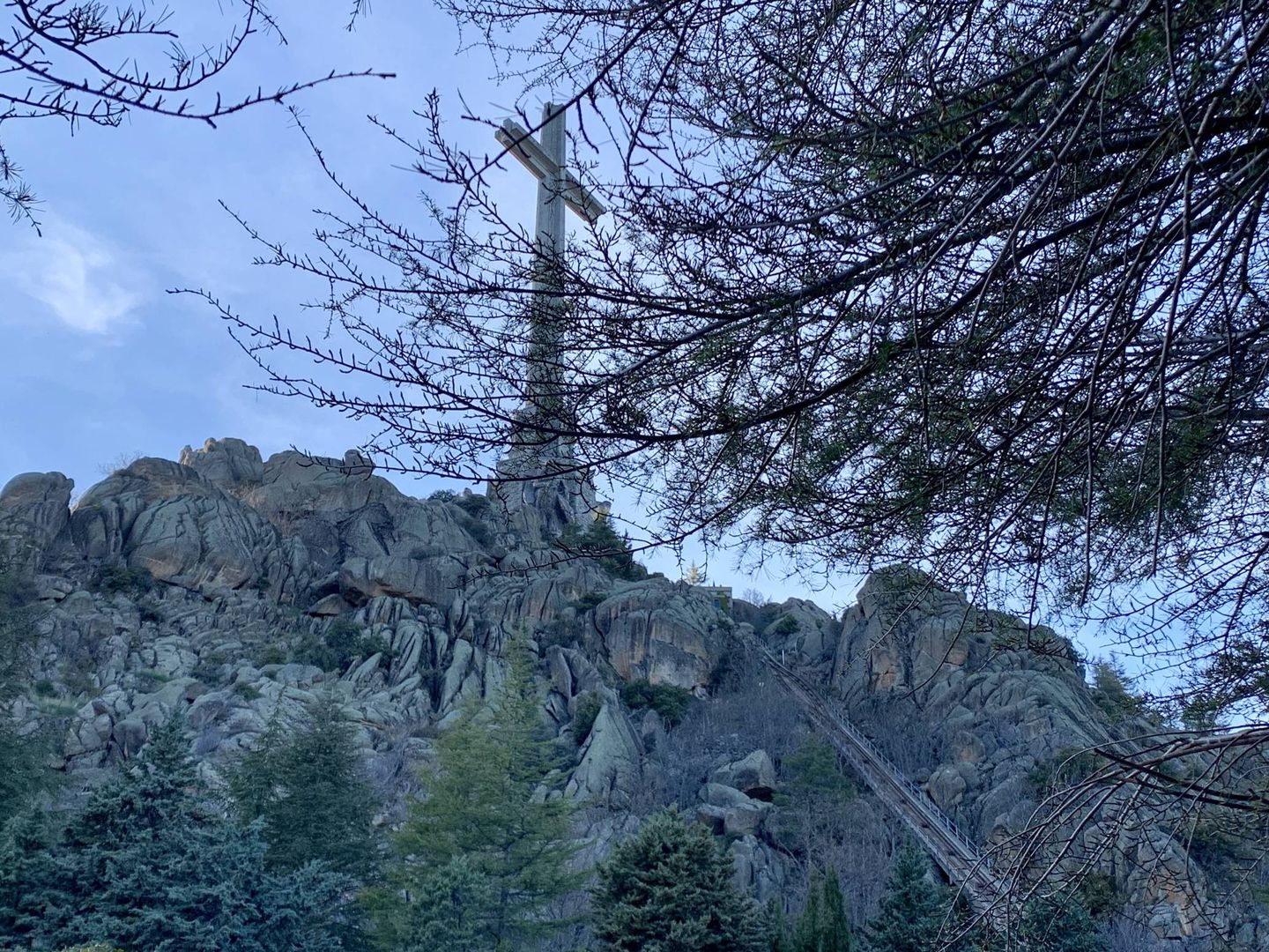 Vista general del Valle de los Caídos y su imponente cruz de 150 metros de altura, el pasado 13 de abril. (J. R. | EC)