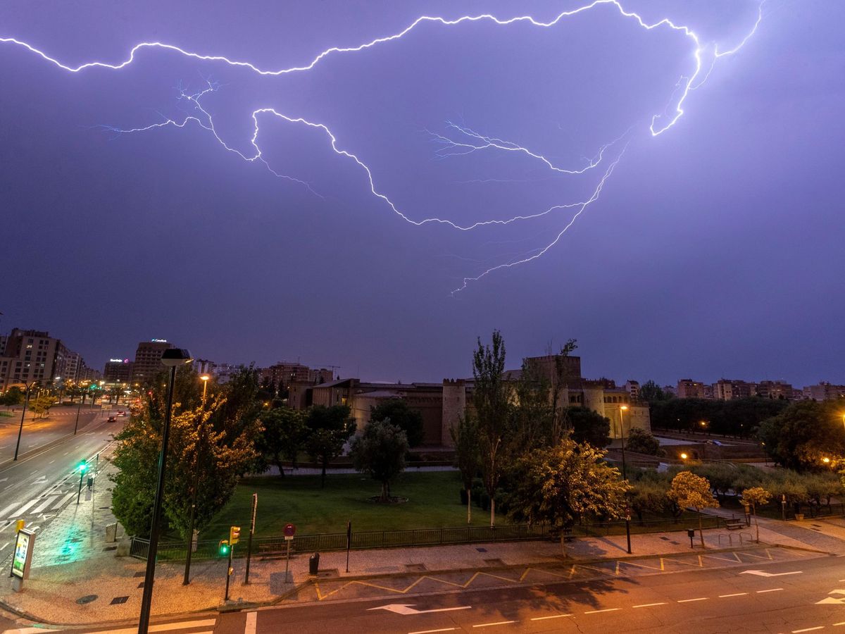 Foto: Foto de archivo de una tormenta en Zaragoza. (EFE)
