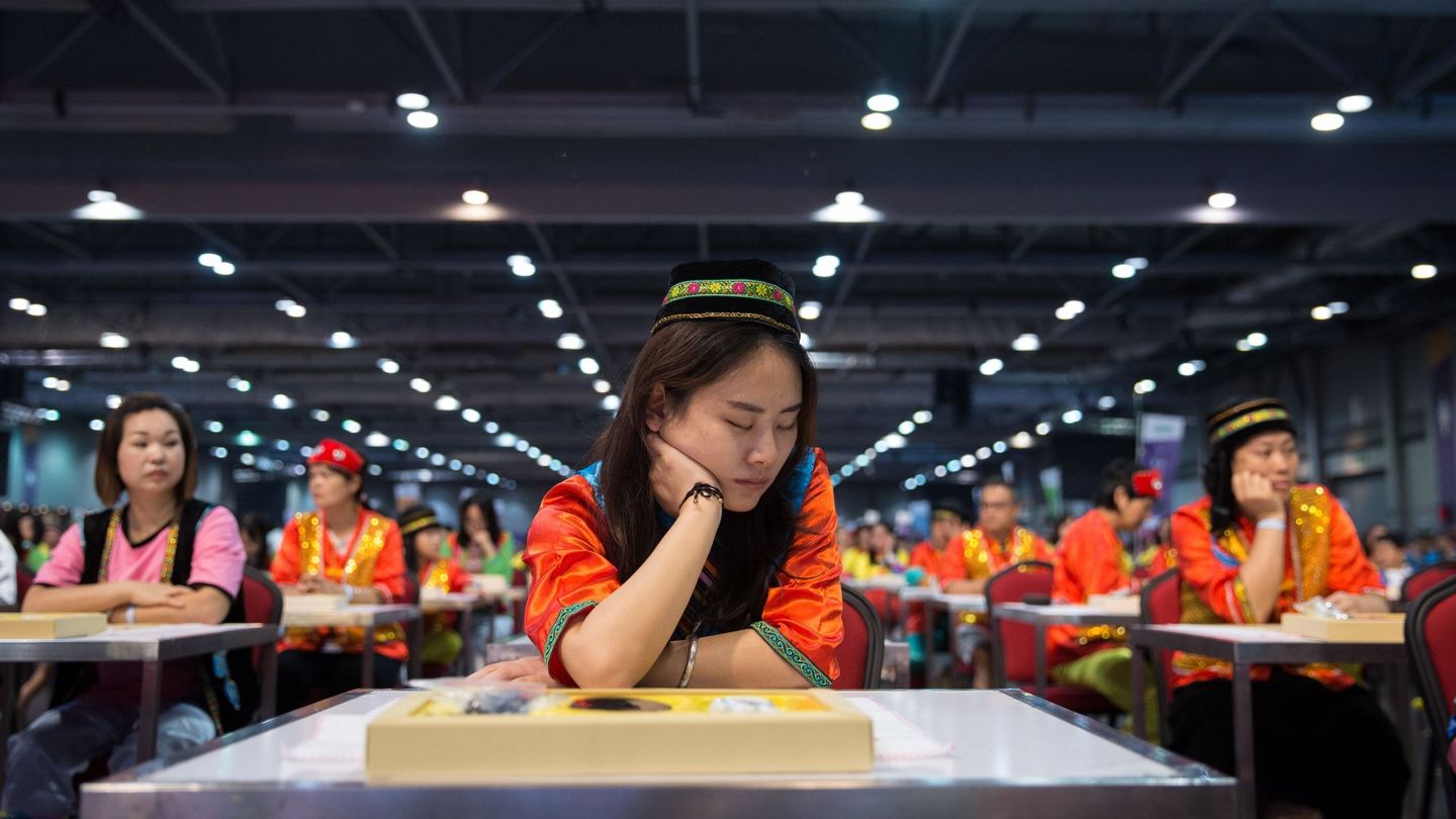 Una estudiante cae dormida durante mientras participa en un intento de establecer un récord mundial de la clase de caligrafía más larga, en Hong Kong, China. (EFE)