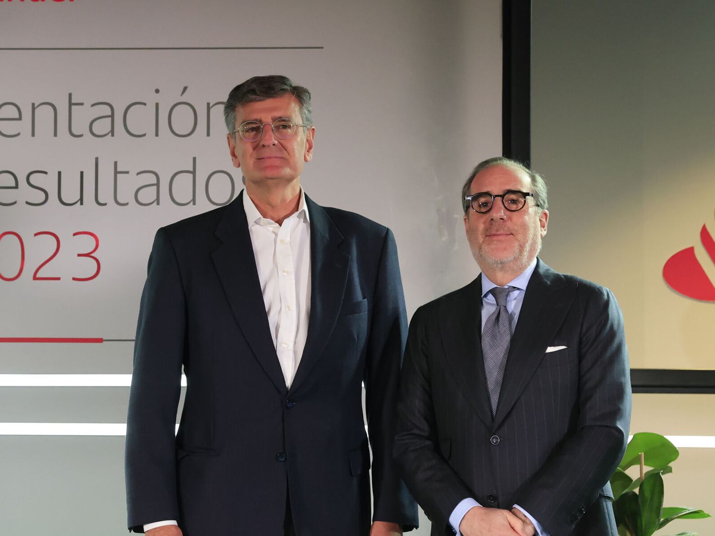 El consejero delegado del Santander, Héctor Grisi (d), y el director financiero, José García Cantera. (EFE/Zipi Aragon)