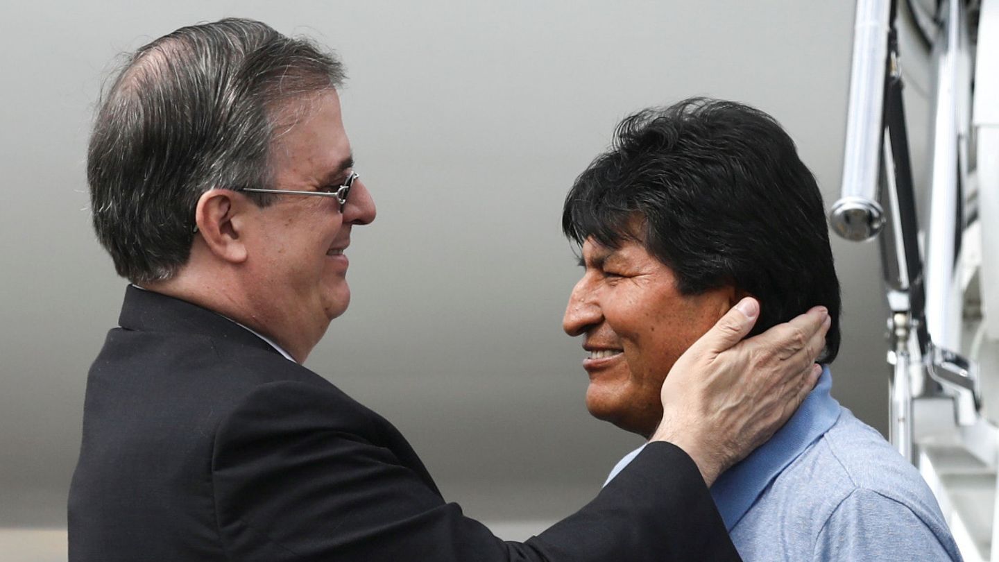 El ministro de Exteriores mexicano, Marcelo Ebrard, da la bienvenida al expresidente de Bolivia, Evo Morales.
