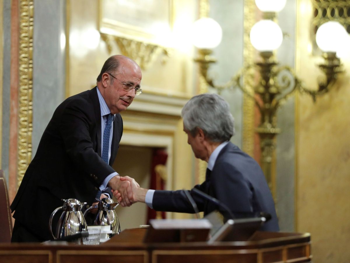 Foto: Ignacio Gil Lázaro (Vox) saluda en la Mesa del Congreso a Adolfo Suárez Illana (PP). (EFE)