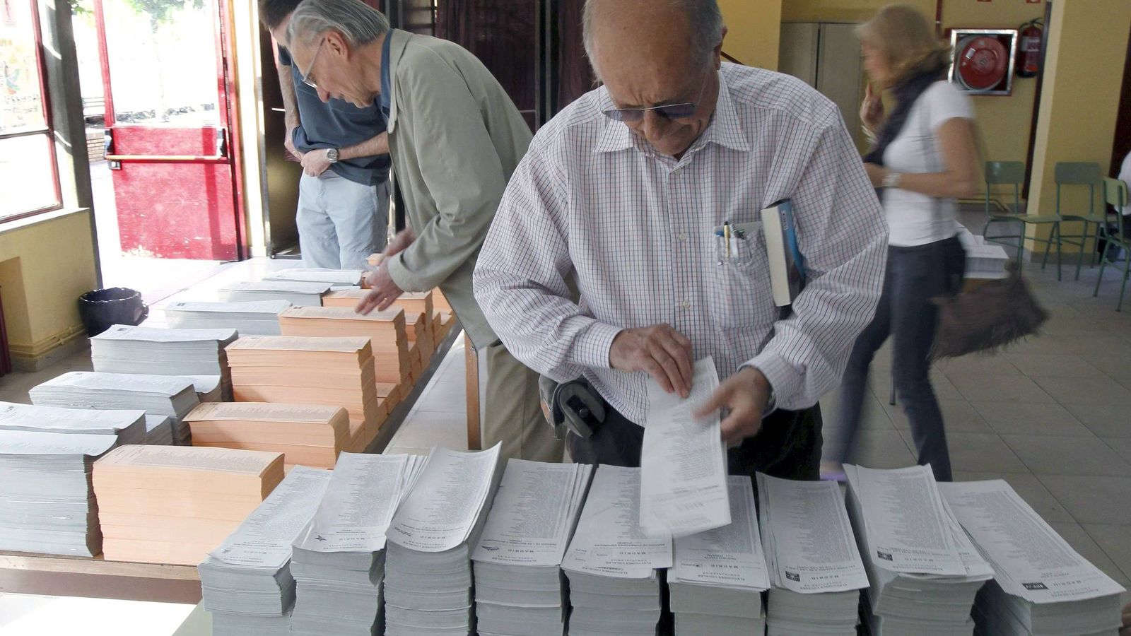 Foto: Varios votantes escogen su voto en los anteriores  comicios autonómicos y municipales. (Efe)